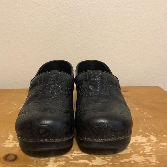 Dansko Black Tooled Leather Clogs Women’s Sz 10.5 / 41 - Picture 3 of 9